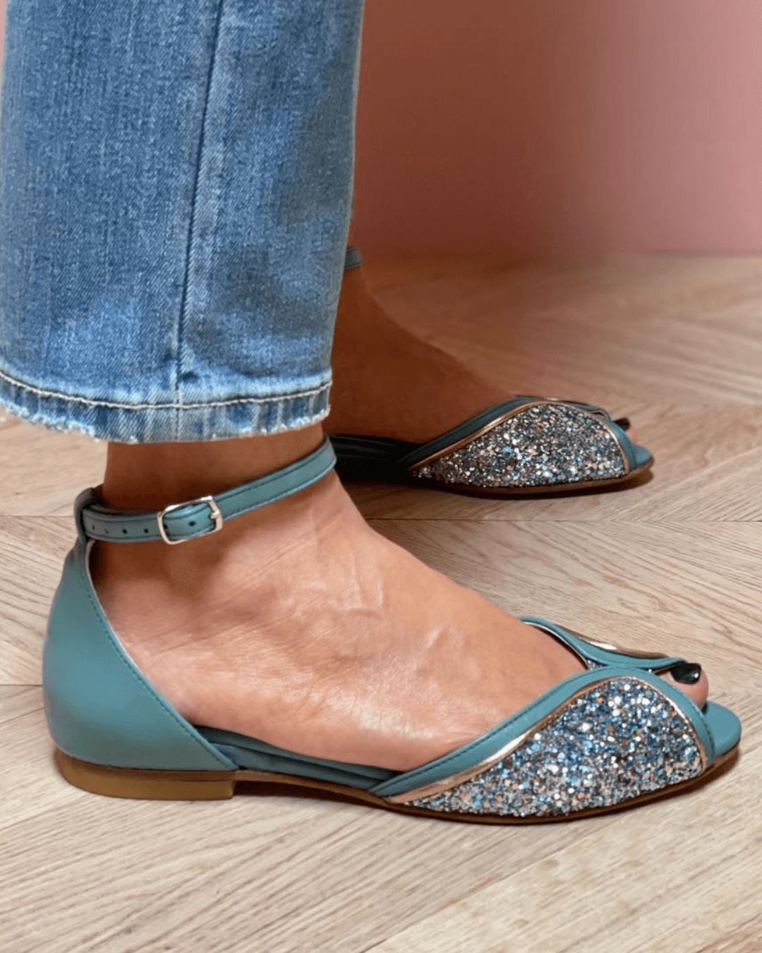 FLAT SANDAL WITH LUMINOUS DETAILS