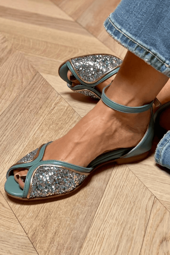 FLAT SANDAL WITH LUMINOUS DETAILS