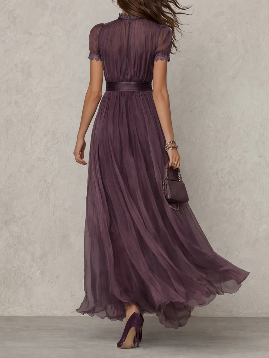 Flavia | Vestido largo morado con escote en V y ribete de encaje