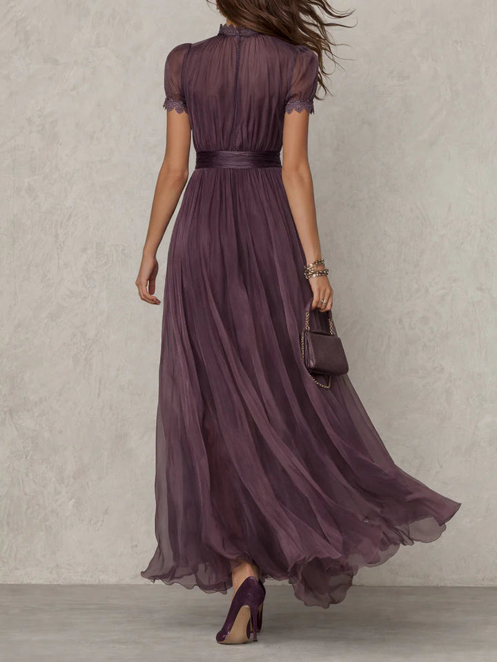 Flavia | Vestido largo morado con escote en V y ribete de encaje